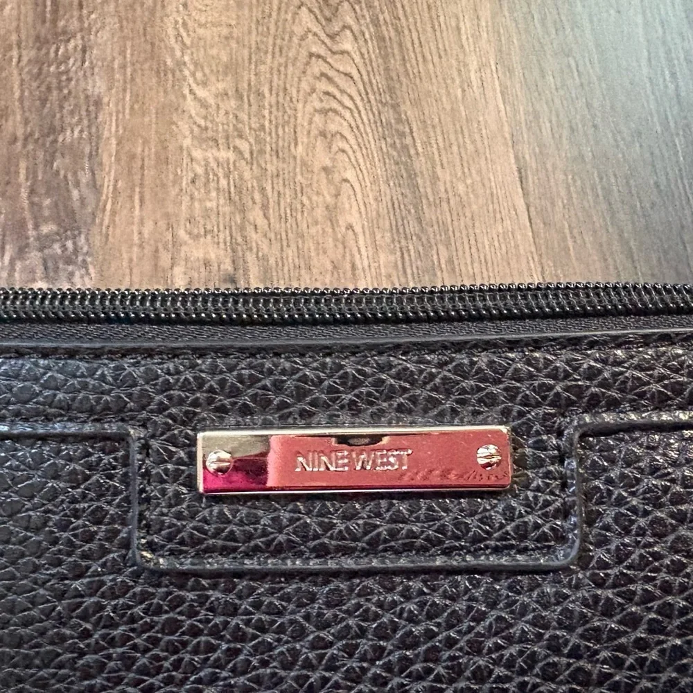 2 Clutches for 1 – Black & Cream – Good Condition - Picture 7 of 10